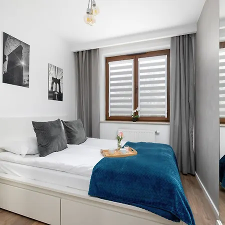 White And Grey In Cracow With Parking By Renters Apartamento
