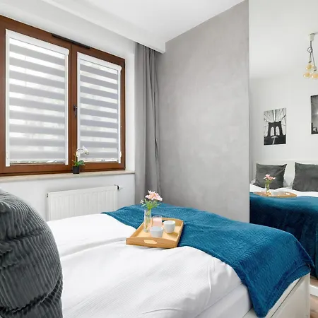 White And Grey In Cracow With Parking By Renters Apartamento