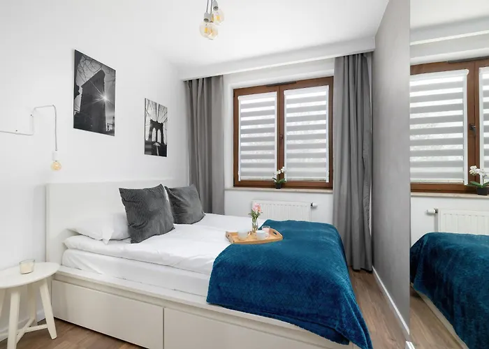 White And Grey In Cracow With Parking By Renters Apartamento