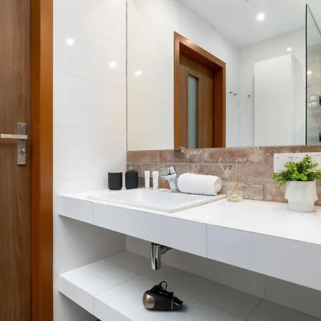 White And Grey In Cracow With Parking By Renters 아파트 크라쿠프