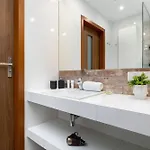White And Grey In Cracow With Parking By Renters Appartement Cracovie